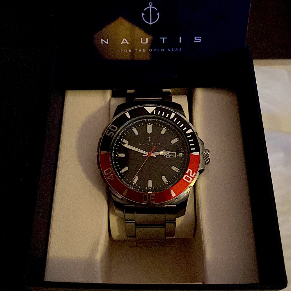 Nautis watch in is box original came whit de warranty card